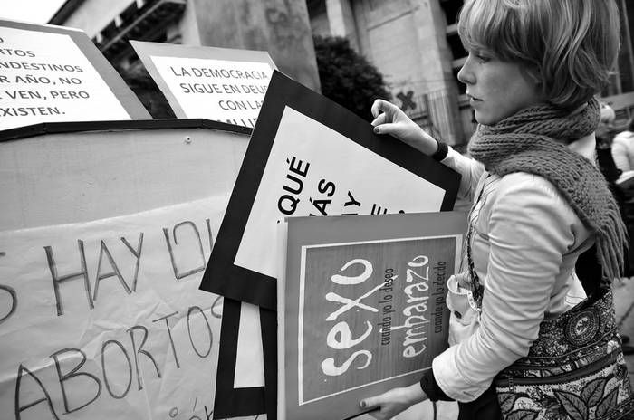 Intervención urbana sobre legalizacion del aborto, organizada por la CNS Mujeres Comisión Nacional de Seguimiento Mujeres por
Democracia, Equidad y Ciudadanía. · Foto: Javier Calvelo