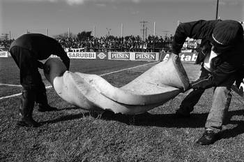 Funcionarios del estadio Antonio Ubilla trabajan para secar la cancha, previo al partido Cerro Largo-Peñarol, ayer en Melo. Funcionarios del estadio Antonio Ubilla trabajan para secar la cancha, previo al partido Cerro Largo-Peñarol, ayer en Melo.