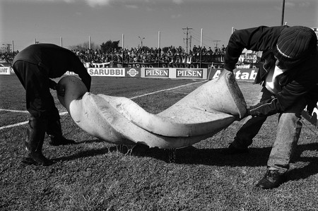 Funcionarios del estadio Antonio Ubilla trabajan para secar la cancha, previo al partido Cerro Largo-Peñarol, ayer en Melo. · Foto: Nicolás Celaya Funcionarios del estadio Antonio Ubilla trabajan para secar la cancha, previo al partido Cerro Largo-Peñarol, ayer en Melo. · Foto: Nicolás Celaya