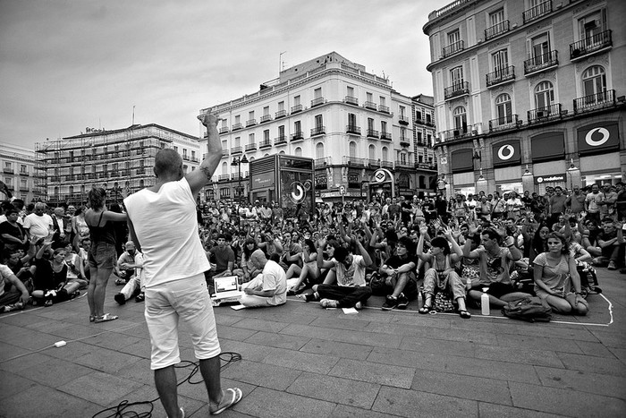 Cientos de indignados asisten a la asamblea general del Movimiento 15-M, el 21 de agosto, en la madrileña Puerta del Sol.
 · Foto: Efe, Luca Piergiovanni