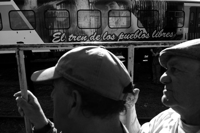 Llegada del tren que trasladaba a la presidenta argentina, Cristina Fernández, para el encuentro con el presidente José Mujica, ayer, en la estación ferroviaria de Salto. · Foto: Nicolás Celaya
