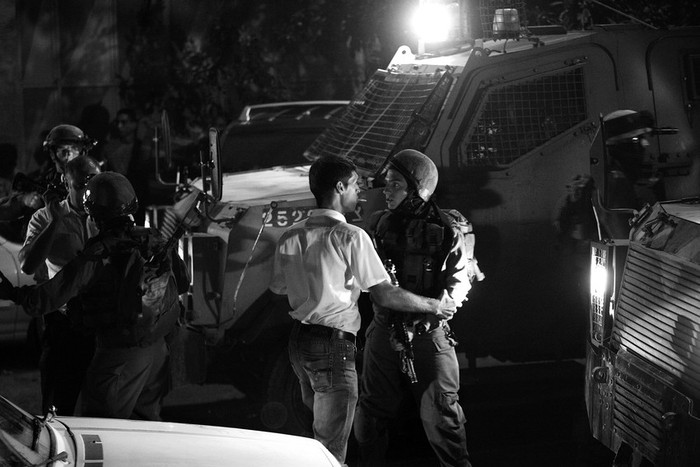 Soldados israelíes detienen a palestinos mientras participan en una operación militar en busca de militantes de Hamas
en la ciudad cisjordana de Hebrón, el lunes.  · Foto: Efe, Abed Al Hashlamoun