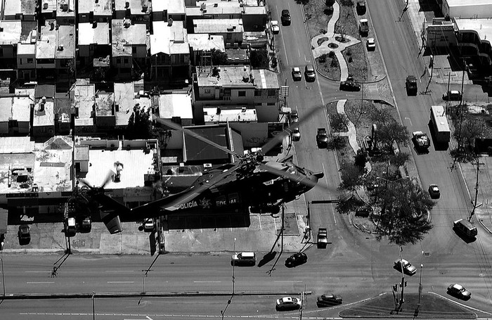 Un helicóptero de la Policía patrulla la ciudad de Monterrey, en México.  · Foto: Efe, Stringer