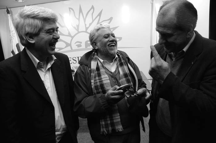 El ministro Eduardo Brenta, Jhonny Rodríguez, de la Federación de Músicos de Salto, y el presidente del BPS, Ernesto Murro. · Foto: Pablo Nogueira
