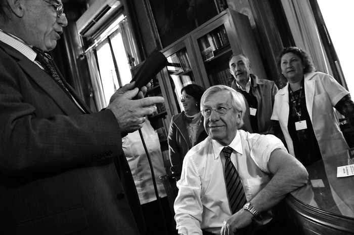 El vicepresidente Danilo Astori, ayer, cuando le tomaron la presión en su despacho del Palacio Legislativo. · Foto: Javier Calvelo