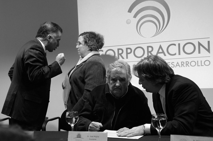 Fernando Calloia, Adriana Rodríguez, José Mujica y Fernando Lorenzo, ayer, al final del acto en el que Rodríguez asumió la presidencia de la Corporación Nacional para el Desarrollo (CND). · Foto: Andrés Cuenca