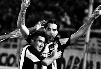 Jorge Zambrana y Walter López, el sábado, luego del gol de Peñarol ante Defensor Sporting, en el estadio Centenario. Jorge Zambrana y Walter López, el sábado, luego del gol de Peñarol ante Defensor Sporting, en el estadio Centenario.