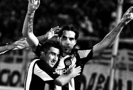 Jorge Zambrana y Walter López, el sábado, luego del gol de Peñarol ante Defensor Sporting, en el estadio Centenario. · Foto: Javier Calvelo Jorge Zambrana y Walter López, el sábado, luego del gol de Peñarol ante Defensor Sporting, en el estadio Centenario. · Foto: Javier Calvelo
