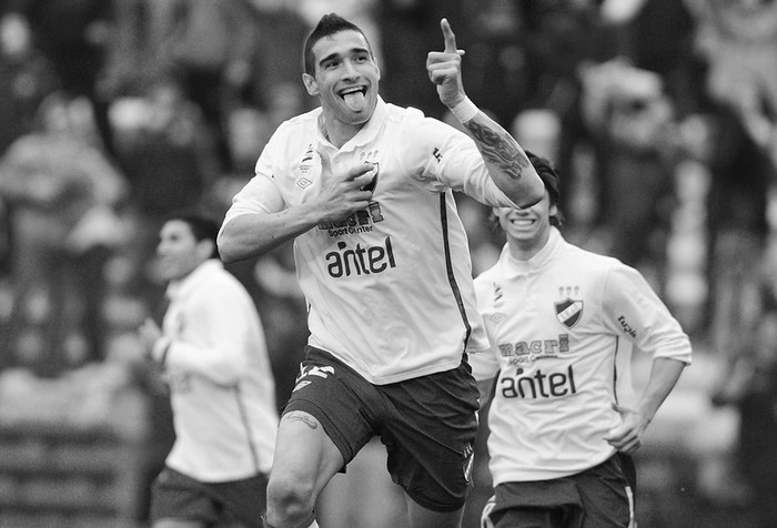 Joaquín Boghossian, de Nacional, luego de convertir ante Racing, ayer, en el Parque Central. · Foto: Nicolás Celaya