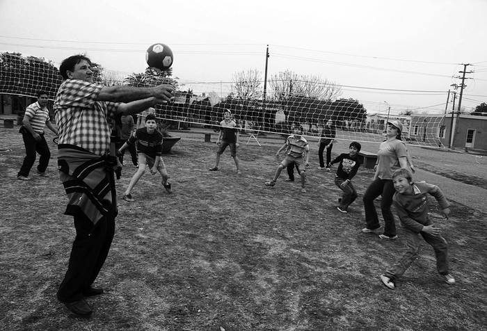 Jorge Rodas y Juan Santana, dirigentes de la UTAA, durante un partido de vóleibol en la Plaza de las Misiones en Bella Unión, Artigas, en el marco de los festejos de los 50 años de la UTAA. · Foto: Sandro Pereyra