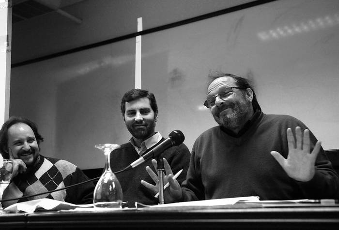Gabriel Isola, Andrés Rius y Daniel Olesker en la Facultad de Ciencias Económicas. · Foto: Andrés Cuenca