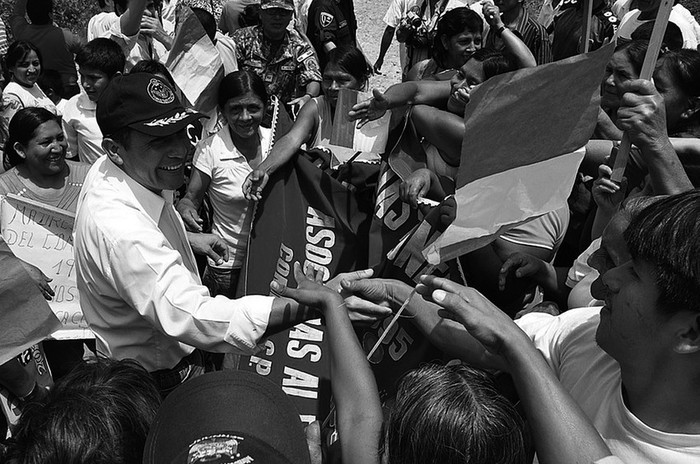 El presidente de Perú, Ollanta Humala, saluda a un grupo de personas, el martes en la provincia de Bagua , donde promulgó la ley de
consulta previa, que obliga al Estado a consultar a las comunidades nativas antes de aprobar proyectos de desarrollo en sus tierras.
 · Foto: Efe, Presidencia de Perú s/d de autor