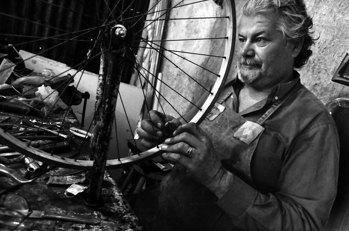 Beto, en su taller de reparación de bicicletas, en Piedras Blancas. (archivo, diciembre 2010) · Foto: Victoria Rodríguez