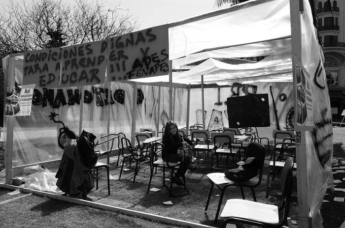 Instalación realizada ayer por los gremios de la educación frente al Parlamento. · Foto: Nicolás Celaya