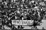 Hinchas de Peñarol, ayer, en el estadio Centenario.