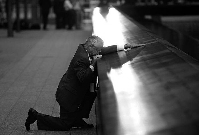 Robert Peraza, quien perdió a su hijo Robert David Peraza en los atentados del 11-S, junto al nombre de su hijo en la placa conmemorativa situada en el World Trade Center de Nueva York.  · Foto: Efe, Justin Lane