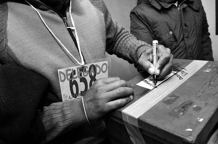 Trabajadores de la construcción durante las elecciones, en la sede del Sindicato Único Nacional de la Construcción y Anexos (SUNCA). · Foto: Javier Calvelo