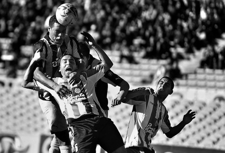 Darío Rodríguez, de Peñarol, y Marcelo Sosa y Manuel Fernández, de Racing, ayer, en el estadio Centenario. · Foto: Javier Calvelo Darío Rodríguez, de Peñarol, y Marcelo Sosa y Manuel Fernández, de Racing, ayer, en el estadio Centenario. · Foto: Javier Calvelo