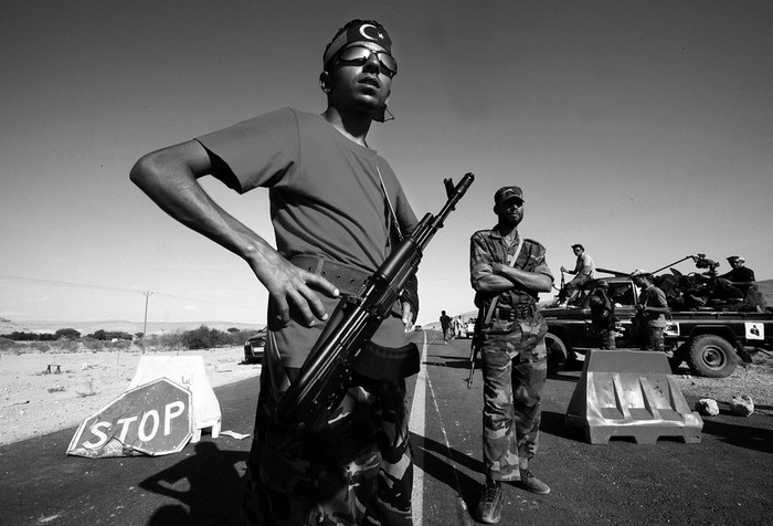 Rebeldes libios vigilan a la entrada de Bani Walid, sur de Trípoli. La OTAN ha asegurado que la situación en los alrededores de las ciudades libias
de Sirte y Bani Walid -aún en manos gadafistas- es “muy volátil” y podría cambiar “rápido” a favor de los combatientes del Consejo Nacional de transición (CNT).  · Foto: Efe, Mohamed Messara