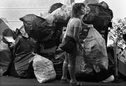 Una mujer tira una bolsa de basura junto a un contenedor en una calle comercial del centro de Atenas, en el marco de una huelga de 48 horas de los trabajadores del departamento
de limpieza y recolección de basura en protesta por las medidas de austeridad del gobierno para afrontar la crisis financiera griega. 
