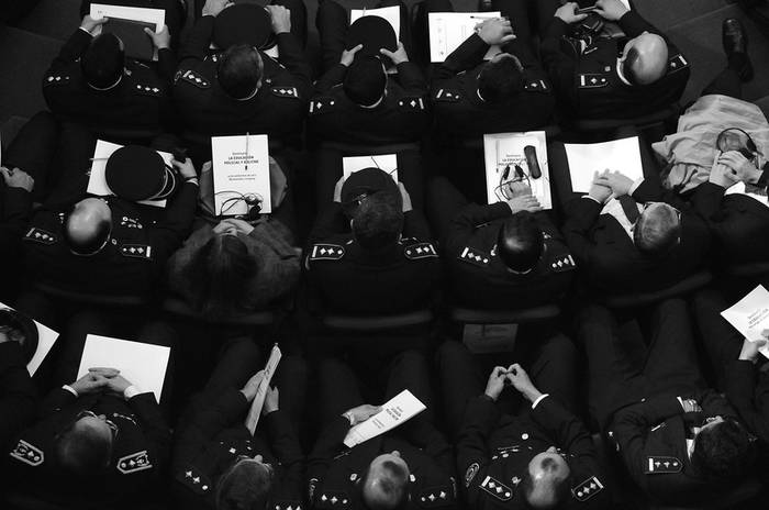 Participantes del acto en el paraninfo de la Universidad de la República, donde se debate sobre la educación policial y militar. · Foto: Nicolás Celaya