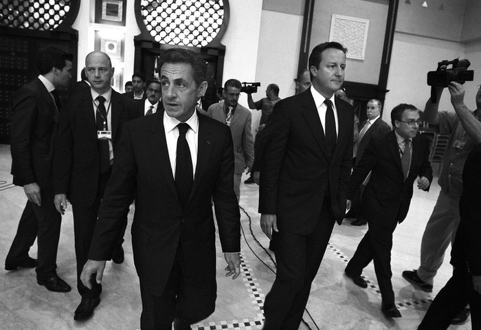 El presidente francés, Nicolas Sarkozy, y el primer ministro británico, David Cameron, tras la rueda de prensa que ofrecieron
en Trípoli, Libia. · Foto: Efe, Mohamed Messara