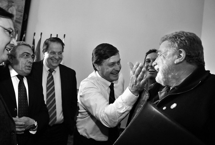 Los intendentes de Río Negro, Omar Lafluf, de Tacuarembó, Wilson Ezquerra, de Soriano, Gustavo Besozzi, y de Colonia, Walter Zimmer, ayer, previo a la sesión del Congreso de Intendentes. · Foto: Javier Calvelo