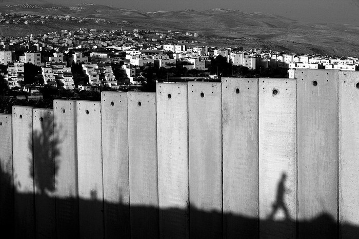 Muro de separación en el campo de refugiados de Shuafat, cerca del asentamiento judío de Pisgat Zeev, en Jerusalén.  · Foto: Efe, Abir Sultan 