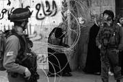 Mujeres palestinas pasan bajo un alambre de púas colocado por soldados israelíes durante una manifestación en reclamo
del reconocimiento del Estado palestino, en el centro de la localidad cisjordana de Hebrón, el miércoles.
