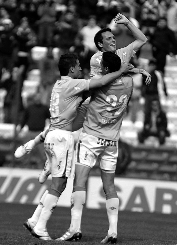 Gonzalo Godoy, Joaquín Boghossian y Matías Abero, tras el primer gol de Nacional
ante Cerro Largo, ayer, en el Parque Central. · Foto: Javier Calvelo