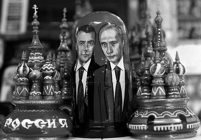 Una matrioska con la imagen del presidente ruso Dmitri Medvedev (izq.) y el primer ministro ruso Vladimir Putin, a la venta en un
mercado callejero de San Petersburgo, Rusia.  · Foto: Efe, Anatoly Maltesev