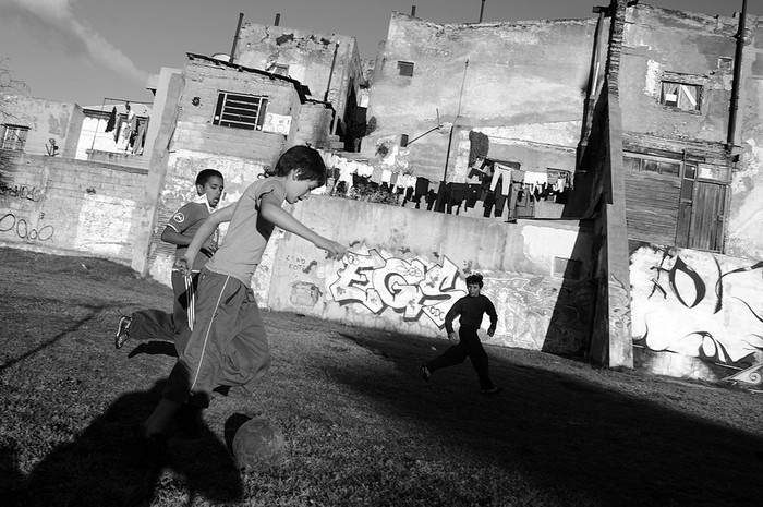 Ninos jugando al futbol en la ribera del arroyo Miguelete, en Paso Molino. (archivo, julio de 2010) · Foto: Ricardo Antúnez