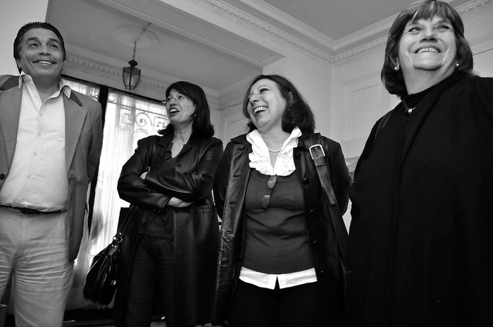 Daniel Espósito, Eleonora Bianchi, Ana Olivera y María Sara Rivero, ayer, en la sede del Frente Amplio. · Foto: Javier Calvelo