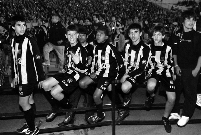 Público presente en el estadio Centenario durante el partido ante San Lorenzo de Almagro para celebrar los 120 años de Peñarol. · Foto: Victoria Rodríguez