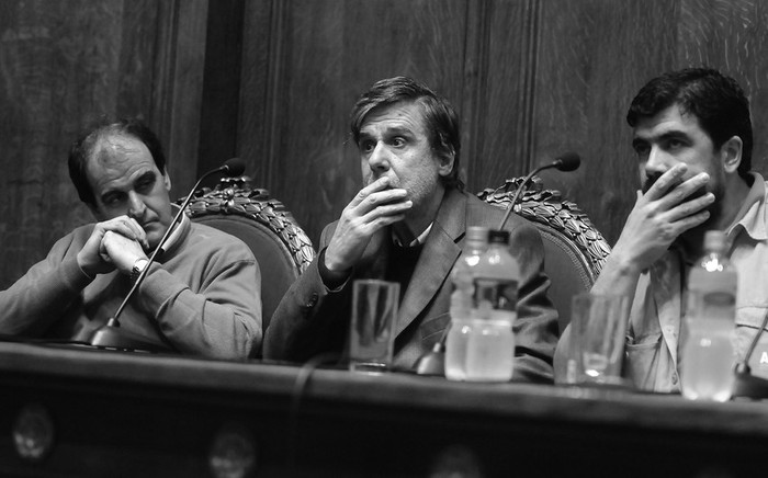 Óscar de los Santos, Álvaro Rico y Óscar Andrade, ayer, en el Paraninfo de la Universidad de la República · Foto: Victoria Rodríguez