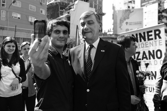 El candidato a la presidencia por el Frente Amplio Progresista (FAP), el socialista Hermes Binner, posa durante una caminata por Buenos
Aires, Argentina, en la que regaló flores a los transeúntes para celebrar la llegada de la primavera. · Foto: EFE, Leo La Valle