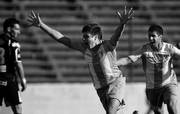 Guillermo de los Santos y Simón Pagua, ayer, tras el primer gol de Cerro ante River Plate en el estadio Luis Tróccoli