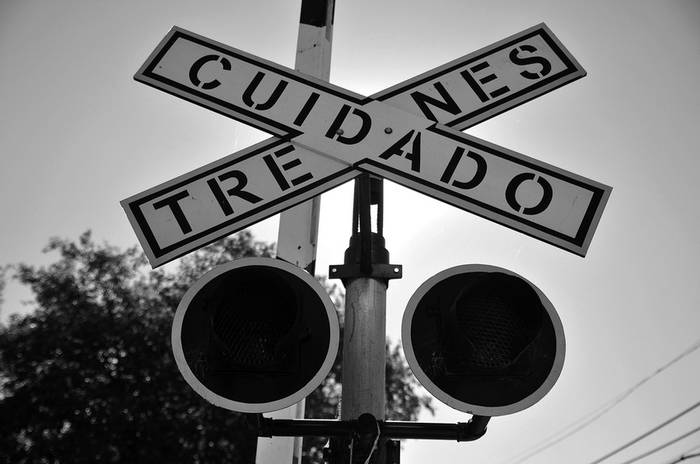 Senales en un cruce ferroviario. (archivo, abril de 2011) · Foto: Javier Calvelo