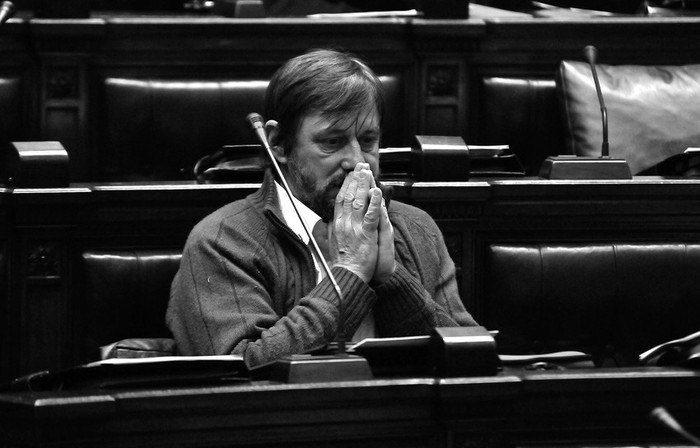 El diputado Esteban Pérez, ayer, durante la sesión de la Cámara de Diputados · Foto: Javier Calvelo