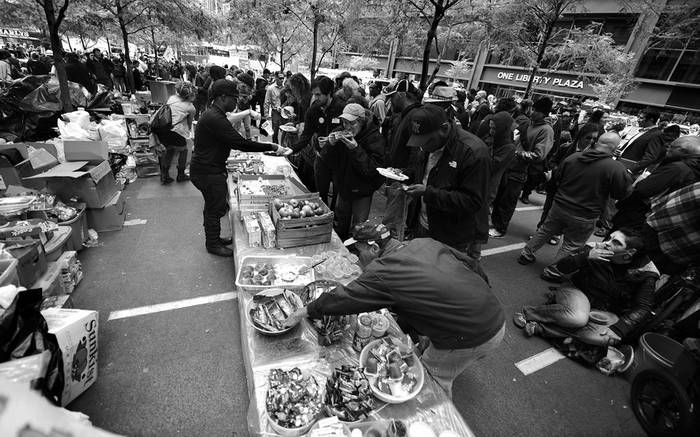Manifestantes se reunen a comer, durante una protesta del movimiento denominado "Occupy Wall Street" (Ocupa Wall Street),
el lunes, en Nueva York.  · Foto: Efe, Andrew Gombert