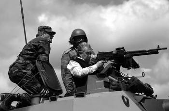 El comandante en jefe del Ejército, Jorge Rosales, y el subsecretario del Ministerio de Defensa, Jorge Menéndez, participan en las maniobras militares, ayer, en el departamento de Soriano El comandante en jefe del Ejército, Jorge Rosales, y el subsecretario del Ministerio de Defensa, Jorge Menéndez, participan en las maniobras militares, ayer, en el departamento de Soriano