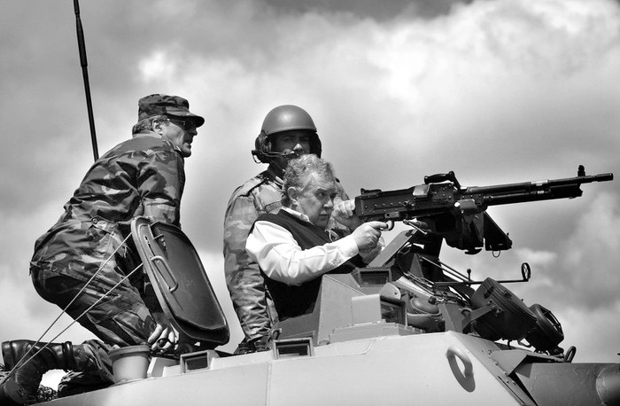 Jorge Menéndez, ministro de Defensa, participando en maniobras militares, en el departamento de Soriano. Foto: Nicolás Celaya (archivo, octubre de 2011)
