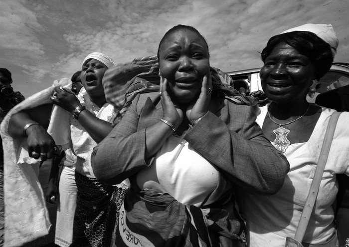 La activista liberiana Leymah Roberta Gbowee (al centro), ganadora del premio Nobel de la Paz, junto a la presidenta de Liberia, Ellen Johnson Sirleaf, y la activista yemeni Tawakul Karman, se emociona por el
recibimiento, ayer, a su llegada a Liberia, en Monrovia. · Foto: Efe, Ahmed Jallanzo