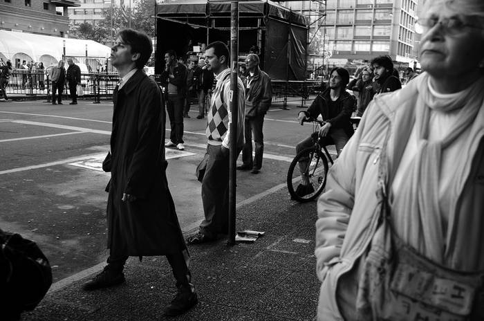 Público presente frente al escenario montado sobre la Intendencia de Montevideo, durante las pruebas de sonido, ayer en la tarde.  · Foto: Victoria Rodríguez