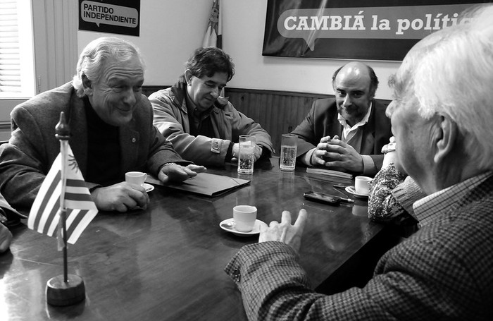 Jorge Orrico, Iván Posada, Pablo Mieres y Jorge Brovetto, ayer, en la sede del Partido Independiente · Foto: Victoria Rodríguez