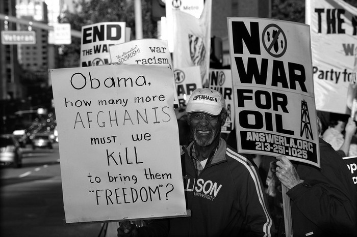 Un hombre se manifiesta con un cartel que dice: “Obama, ¿cuántos afganos más debemos matar para llevarles libertad?”, el viernes,
durante una protesta contra la guerra en Afganistán en el décimo aniversario del conflicto,
a las afueras del Edificio Federal de Westwood, California.  · Foto: Efe, Mike Nelson
