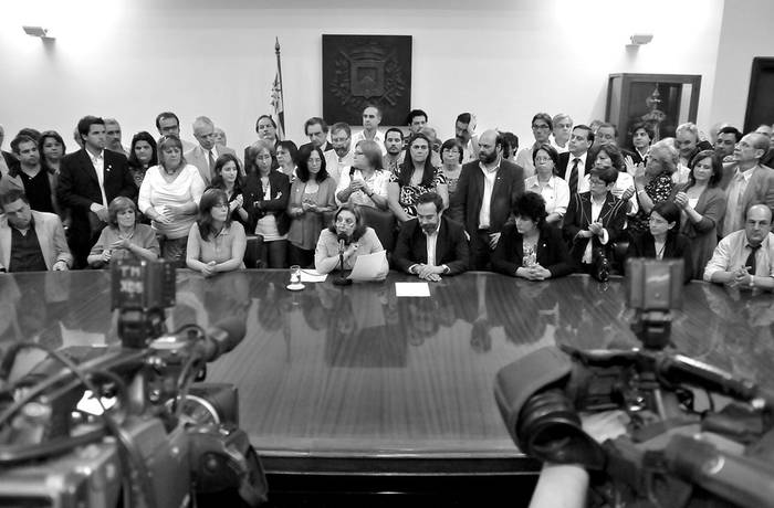 Conferencia de prensa de la intendenta de Montevideo, Ana Olivera, ayer en el Palacio Municipal, acompañada por su equipo de gobierno y los diputados montevideanos del Frente Amplio. · Foto: Javier Calvelo