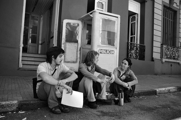 Algunas de las personas que presentaron denuncias de violaciones de derechos humanos, el sábado en la Seccional 4ª de Montevideo. · Foto: Javier Calvelo