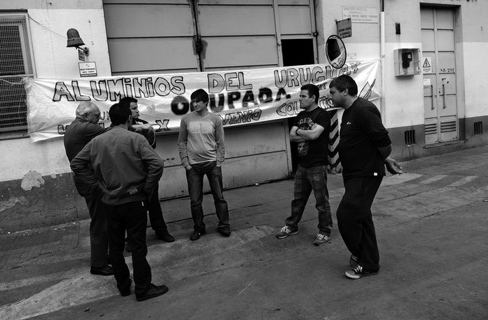 Trabajadores frente a la fábrica Aluminios del Uruguay, ocupada desde el lunes 10 de octubre. · Foto: Nicolás Celaya