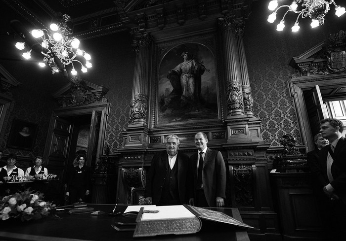 El presidente Jose Mujica y el alcalde de Hamburgo, Olaf Scholz, durante el encuentro que mantuvieron en el ayuntamiento de Hamburgo. · Foto: Efe, Christian Charisius
